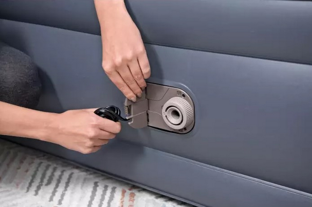 Надувная кровать 229х152х84см со спинкой, встр.насос 220В, до 300кг Bestway 671BD 1024_679